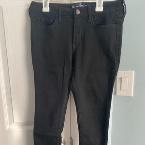HOLLISTER LOW RISE SUPER SKINNY ‘28 JEANS